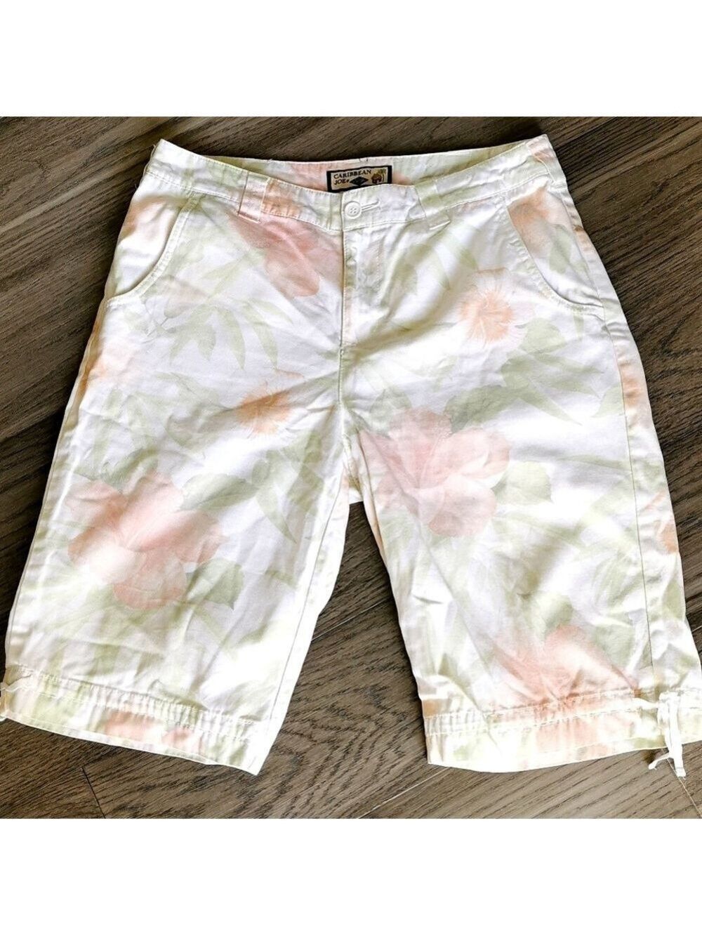 Vintage Caribbean Joe Women's Bermuda Coconutgirl shorts. Size 6. EUC